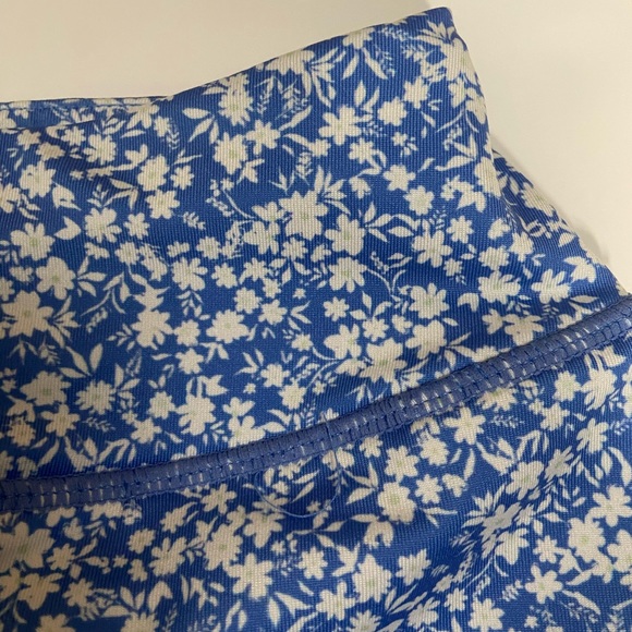 NWOT blue floral Tuckernuck golf skirt - Picture 6 of 6